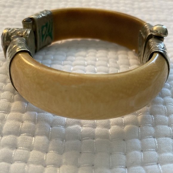 Ivory and amethyst bracelet with thrombone style clasp - Picture 5 of 8